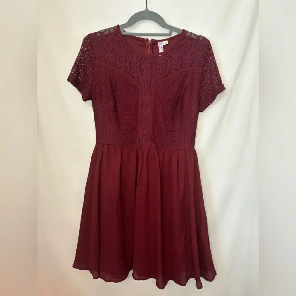Alya EUC purple lace top short sleeve dress Size medium